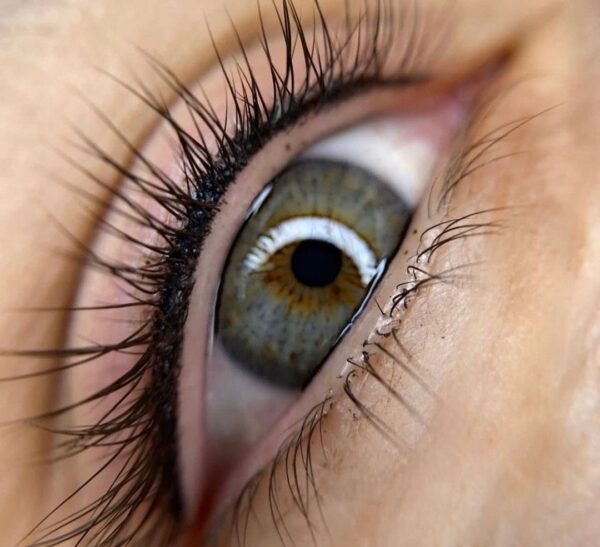 Nahaufnahme eines Auges mit perfekter Wimpernkranzverdichtung durch Permanent Make-up in Hamburg
