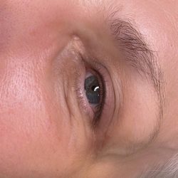 Frisches Ergebnis einer natürlichen Wimpernkranzverdichtung mit Permanent Make-up in Hamburg